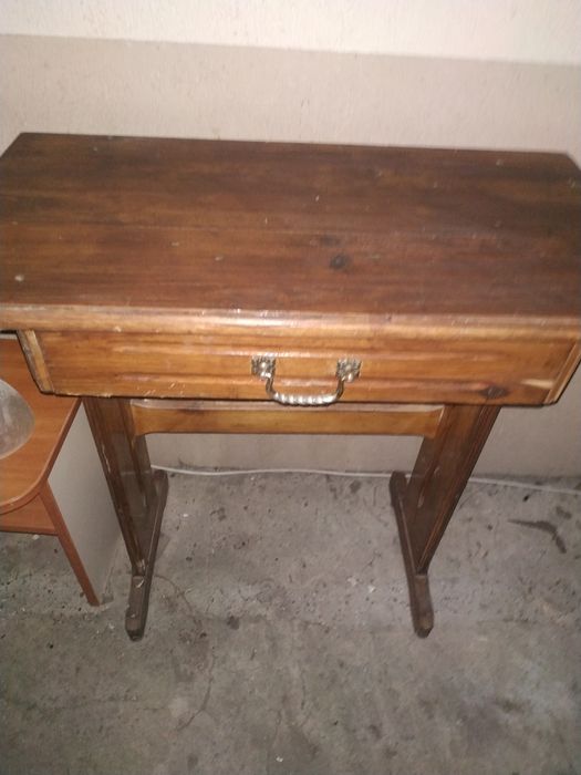 Бюро от масивно дърво