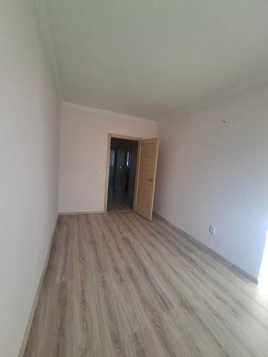 продам трехкомнатную квартиру