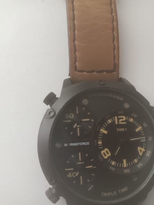 Продают наручные часы.