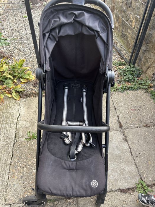 Cărucior Cybex Gold Beezy – compact, ușor și practic