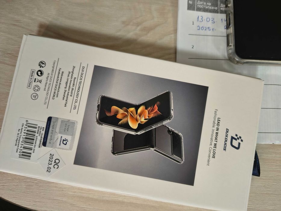 Samsung Z Flip 4 с нов дисплей и батерия