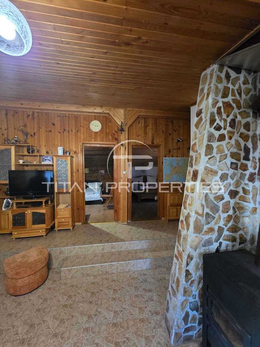 Двуетажна обзаведена къща с два гаража в Цигов чарк