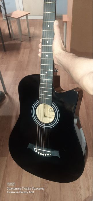 Gitara  sotiladi 1111 ming sumkasi bilan yangi umuman ishlatilmagan