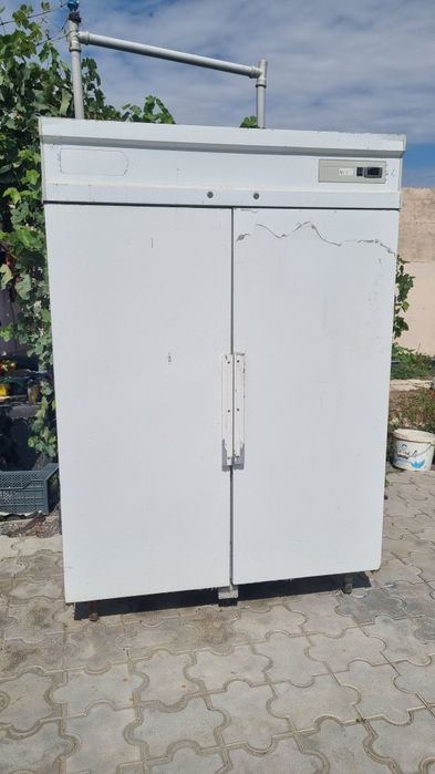 Продавать холодильник, печь для пицы , тестомес.