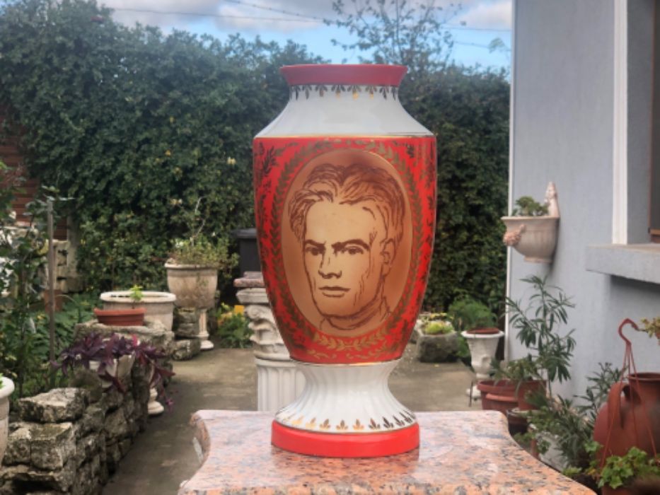 Уникална порцеланова ваза от 1967 г.Никола Й.Вапцаров!!!