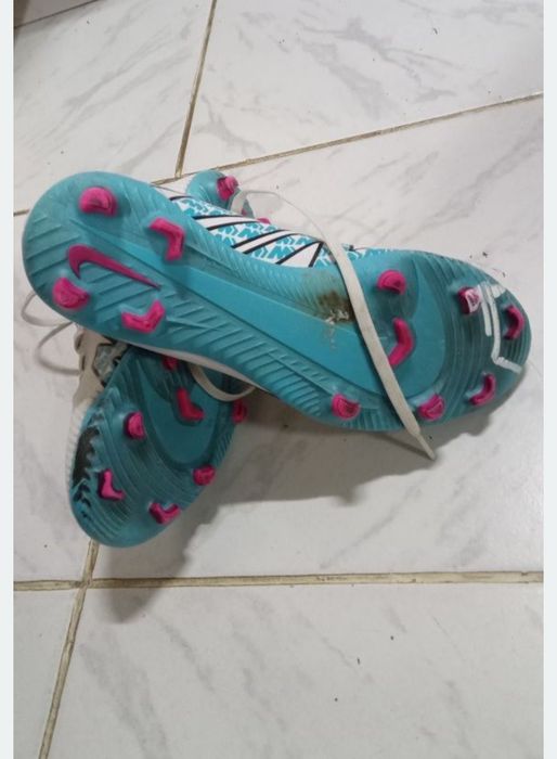 Zara обувки No 36. Runners обувки No 36. Nike бутонки No 36.
Runners детски високи спортни обувки No 36, 5€
Zara високи обувки No 36-със забележка 5€