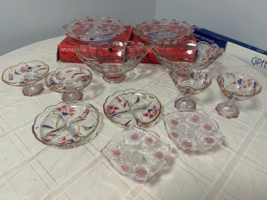 Продам сервиз красивый .Срочно за 35 000 тенге и поднос за 17000 тг