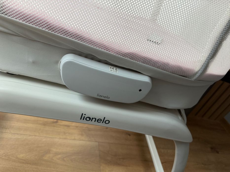 Бебешка кошара Next to me Lionelo Coral люлееща се, с вградена везна, Цена 99€