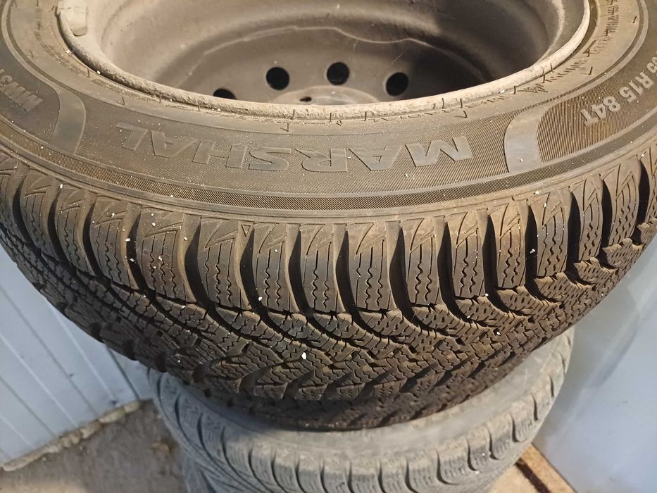 Продавам 2бр. зимни гуми 15"