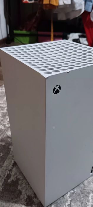 Vând Xbox seria x sau schimb cu un pc si încă 1000 de lei
