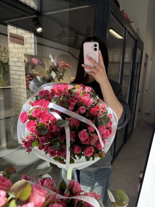Свежий букет из кустовых роз