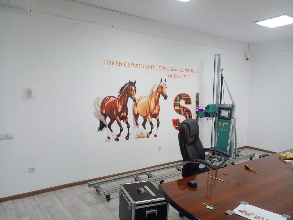 Рисунки на стенах.