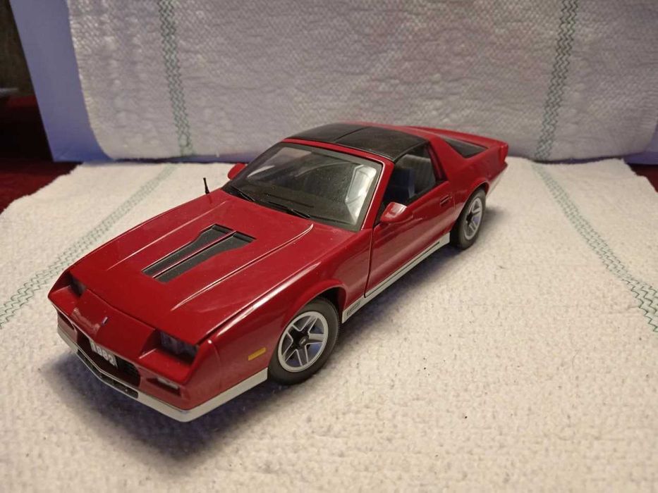 Коллекционная модель Chevrolet Camaro 1982 в масштабе  1:18