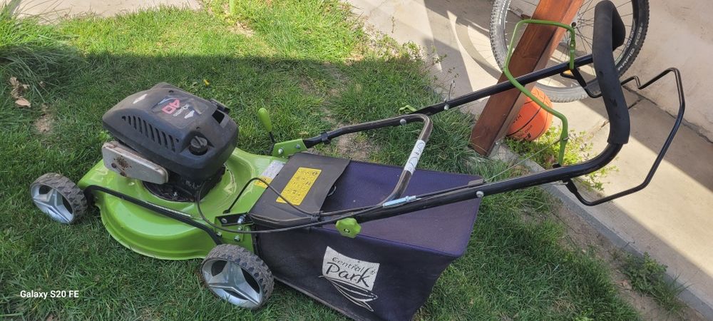 Masina de tuns iarba