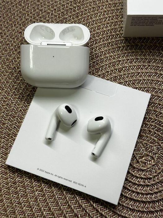 AirPods 3, с кутия