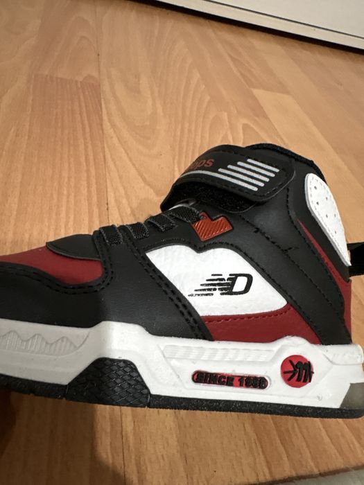 Vand adidasi cu lumini