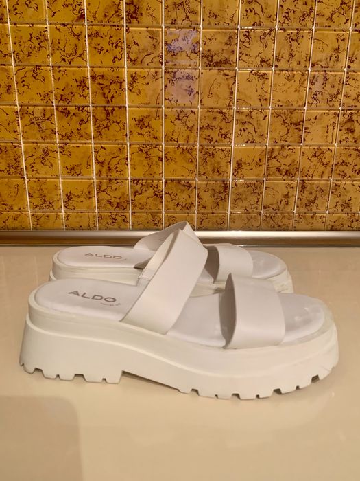 Белая женская обувь