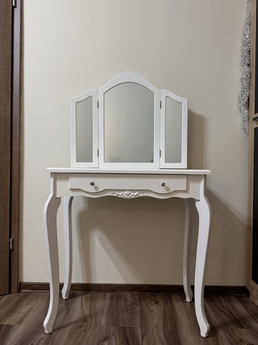 Măsuță de machiaj cochetă