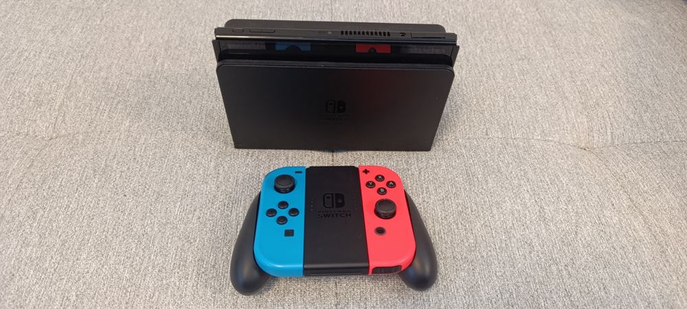 Nintendo switch oled + 2 игри и 2 калъфа