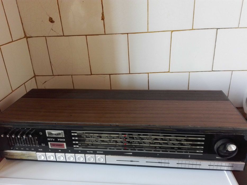 Радио GRUNDIG RTV 700 и две къмпингови лампи.