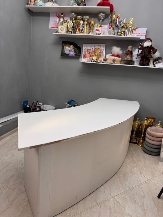 Стол белый (офисный) полукруглый