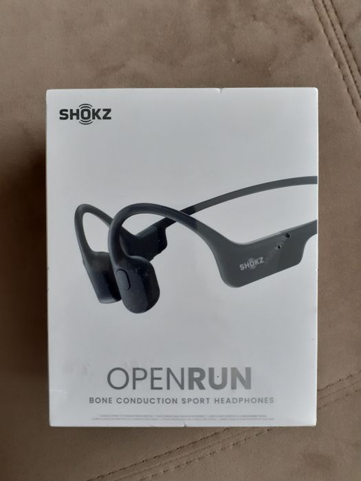 Căști Bluetooth Shokz OpenRun în fața urechilor