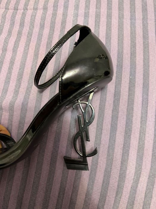 Елегантни черни токчета Saint Laurent – размер 38, почти нови