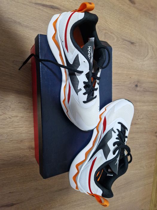 Vand adidasi Reebok Noi