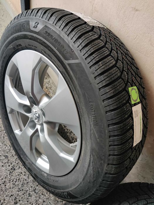 Чисто нови 4 бр. зимни гуми + джанти 17 , оригинални ТОЙОТА