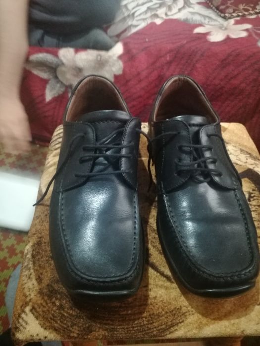 Vand pantofi de bărbat