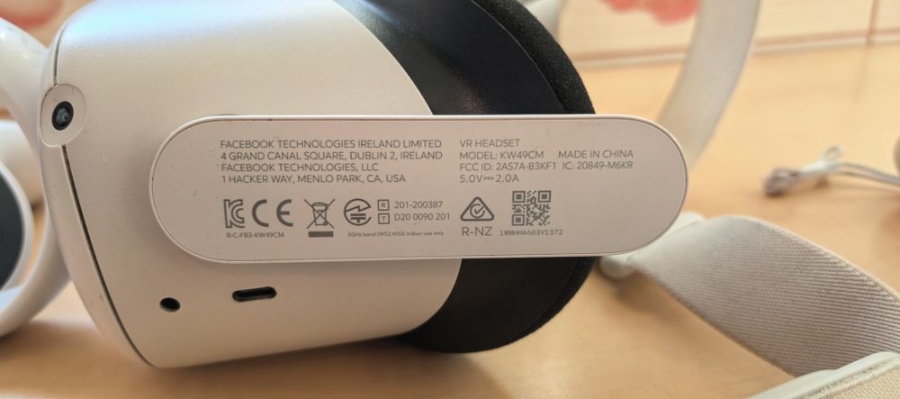  QUEST2　128gb Oculus Quest 2 - 128GB (VR) Headset (899-00184-02) (White