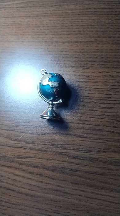 Pandantiv glob pământesc, rotativ, din metal emailat
