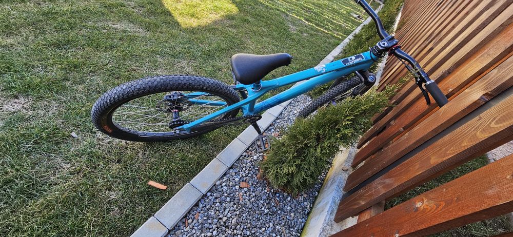 Bicicletă Dirt / Street 26” cu frână pe disc – ideală pentru trick-uri