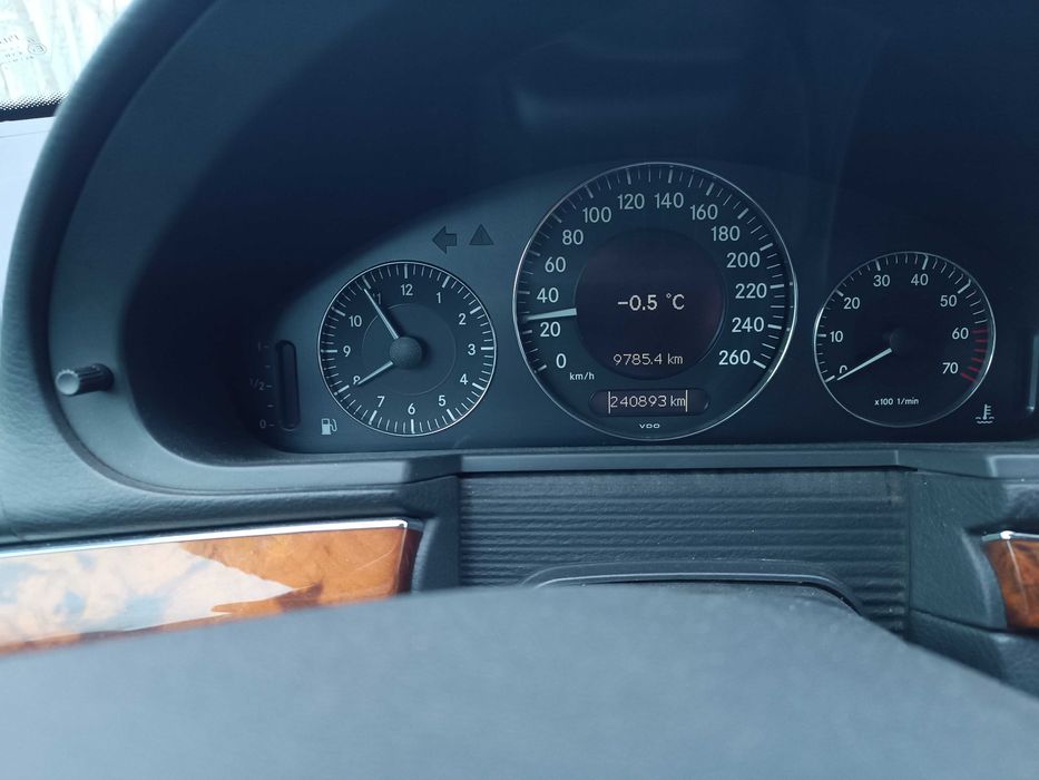 Автомобил Mercedes E320