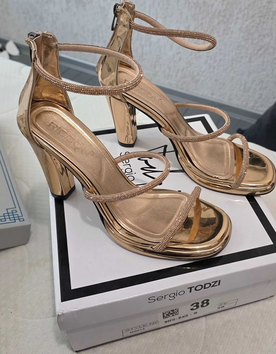 Чисто нови сандали