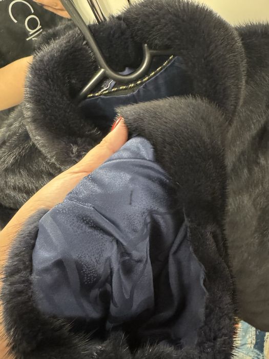 Продам шубу темно синего цвета