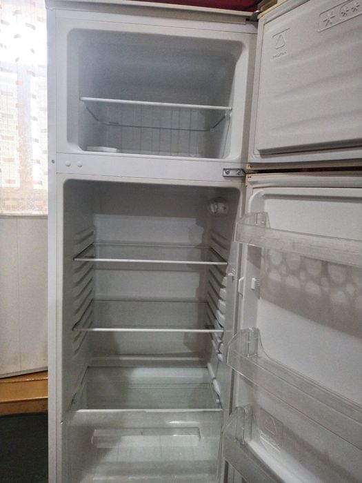 Холодильник сотилади