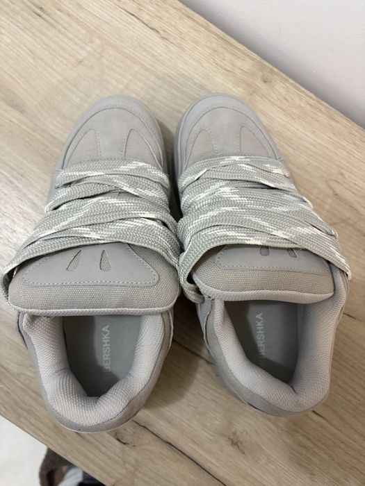 Papuci bershka gri