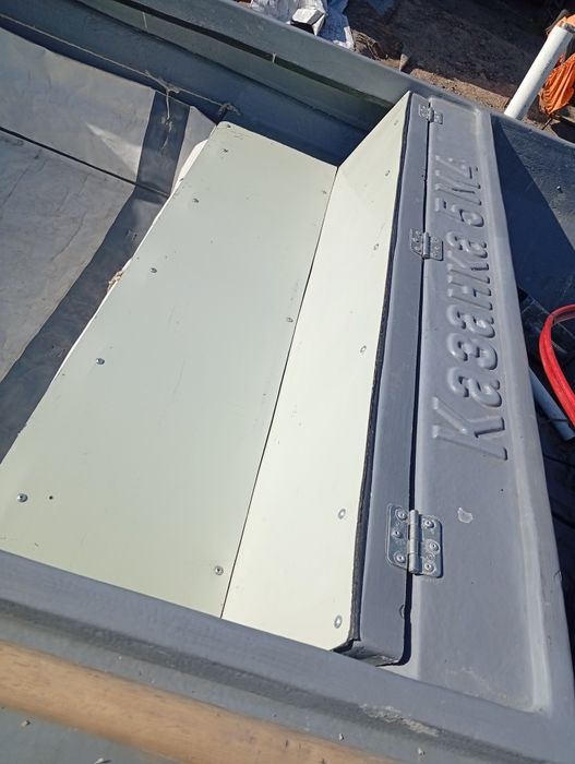 Лодка пластиковая .