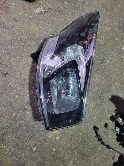 Десен фар за Опел Виваро 2018г