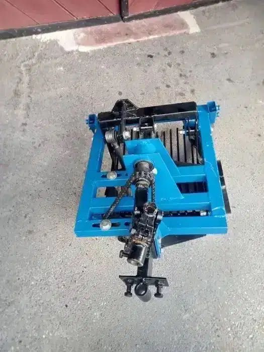 Masina de recoltat cartofi, ceapa si usturoi cu cardan