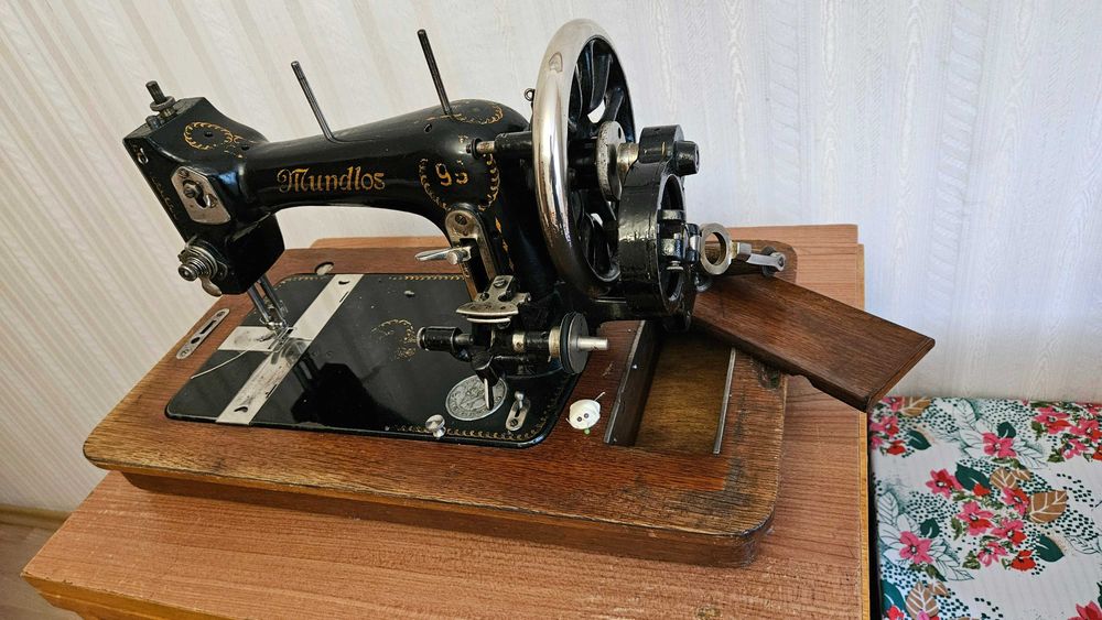 Продавам немска шевна машина MUNDLOS от 1920 година
