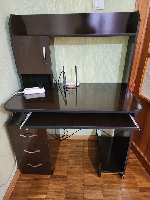 Стол компьютерный в хорошем состоянии