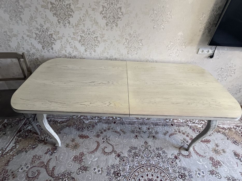 Продам стол для гостиной