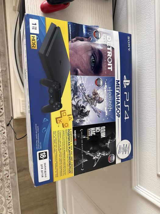 PlayStation 4 почти новая