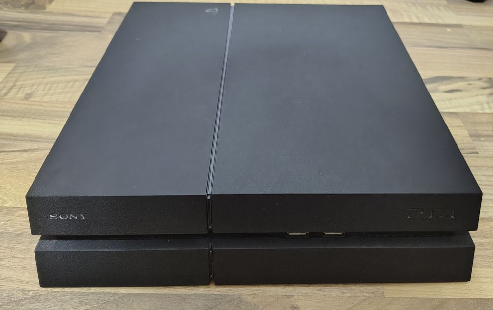 Consolă PlayStation 4 (PS4 Fat) + 1 Manetă + 3 Jocuri