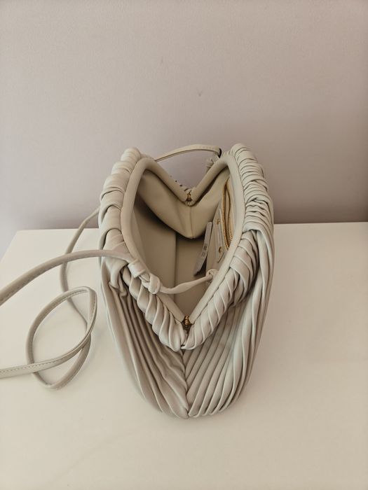 Кожена дамска чанта цвят крем