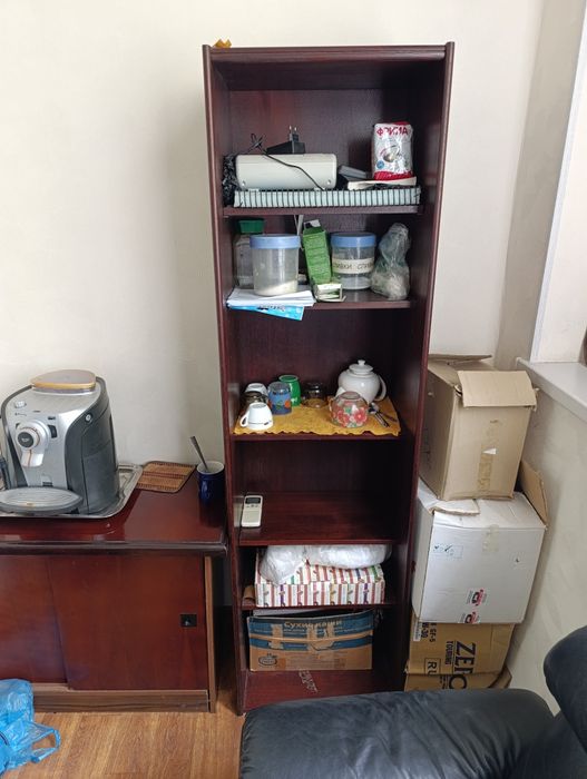 Набор офисной мебели под красное дерево.