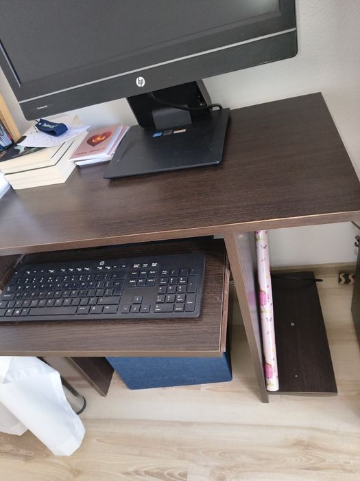 Birou maro cu masa tastatura