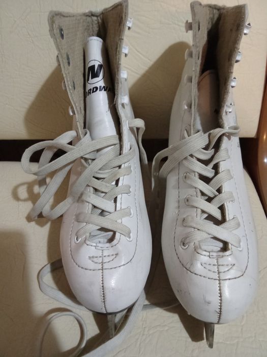 Продам коньки 39 размера